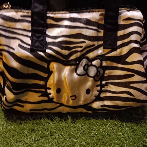 Hello Kitty Silky Purse comes with 2 Hello Kitty Sheet Masks. - Picture 2 of 5